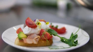 Pastırmalı Benedict usulü yumurta ve Benedict usulü Hollandaise sosu.