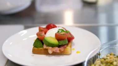 Somon yumurtası, Benedict ve kremalı carbonara ile öğle yemeğinin yan görüntüsü şehirdeki meydanda servis edilen kafede.