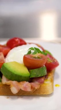 Somon yumurtası, Benedict ve kremalı carbonara ile öğle yemeğinin yan görüntüsü şehirdeki meydanda servis edilen kafede.