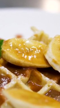 Karamelli muzlu ve naneli waffle. Portekiz, masadaki tatlıya yakın plan