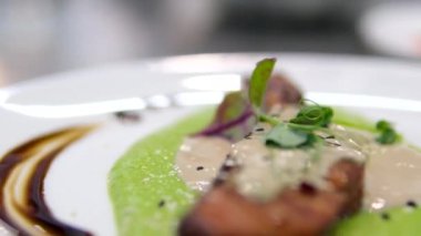 Gnocchi ve ahşap masada servis edilen limon dilimli kurutulmuş somon bifteği. Bezelyeli somon