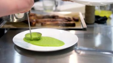 Bebek için taze, organik bezelyeler. bezelye püresi