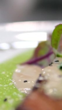 Gnocchi ve ahşap masada servis edilen limon dilimli kurutulmuş somon bifteği. Bezelyeli somon