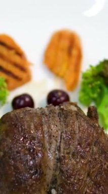 Çocukların yemekleri çok güzel bir şekilde Hippo eti, kiraz soslu brokoli ve havuç ızgarası ile çocuklara ilginç şeyler ikram ediyor. güzel