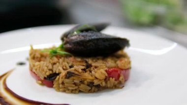 Hint yemeği biryani ile basmati pilavı ve deniz ürünleri ile karides pilavı. siyah midyeler
