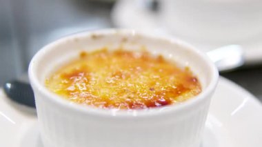 Süslü bir krem brüle resmi peçetenin üzerinde duruyor.