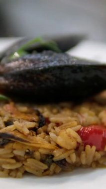 Hint yemeği biryani ile basmati pilavı ve deniz ürünleri ile karides pilavı. siyah midyeler