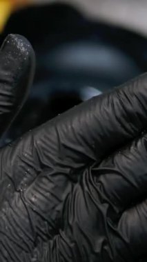 Karıştırıcıda domates suyu vardı. Sabahları sağlıklı bir kahvaltıya domates suyu hazırlamak için daldırıcı kullanan bir kadın.