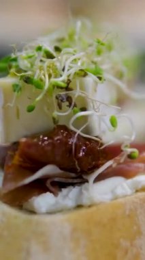 İspanyol yemeği, Iberico jambonlu Iberico sandviçi, İspanyol Bocadillo de Jamon Iberico peynirli jambonlu jambonlu sandviç.