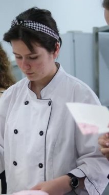 Ukrayna Vinnitsa 08.30.2024 'te küçük Bento kekleri yapan kızlar grubunda yüksek lisans.