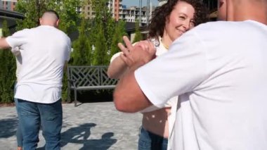 Stüdyoda iki dansçı el ele tutuşup Bachata dansı yapıyor.