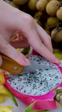 Parlak Siyah Tohumlu Mor Ejder Meyveleri Dönüşümlü. Tropikal Meyve Arkaplanı ya da Doku. Ejderha meyvesi tabakta yakın çekim, egzotik ejderha meyvesi, üst manzara.