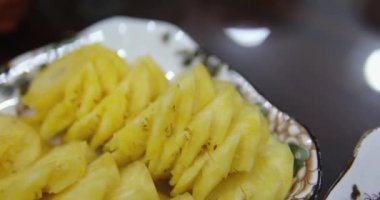 Doğranmış ananas salatası taze, lezzetli ananas dilimlenmiş. Lezzetli bir yaz ananası dilimlenmiş meyve tatlısı. Mutfak masasında yemek pişirme sürecinde malzemeler var..