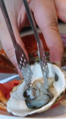 İstiridye. Şef istiridyeli bir yemek hazırlıyor. Bir istiridye al.