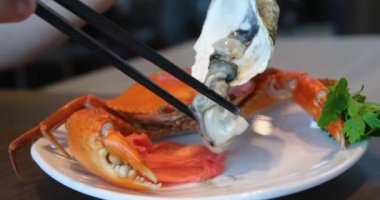 İstiridye. Şef istiridyeli bir yemek hazırlıyor. Bir istiridye al.