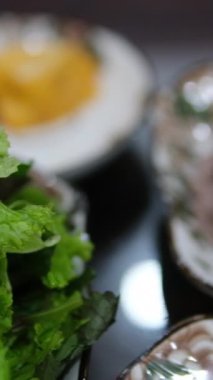 Ferahlatıcı tazelik. 4K Video 'da Yeşil Marul Yaprağı Yıkama