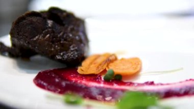 Restoran menüleri, sağlıklı beslenme, ev yapımı, gurme, oburluk. Kemiğin üzerinde domuz eti ve kiraz-zencefil sosu..