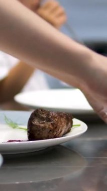 Bifteği kızartma tavasına çevir. Barbekü ızgarasında Alberta Bifteklerinin Lezzetli Tadı. Yaz Barbeküsü Hafta sonu Partisi ve Çevirme veya Tong ile Et Döndürme Partisi