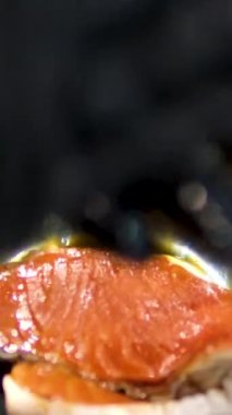 Salamura edilmiş somon balığı ya da Kore usulü soya sosu.