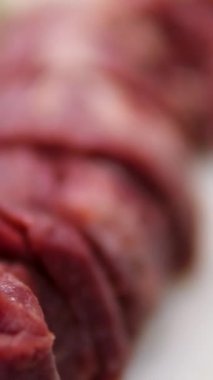 Çiğ et fileminyon biftekler biberiye, biber ve tuzlu, siyah angus eti fileto filetosunu kesti.