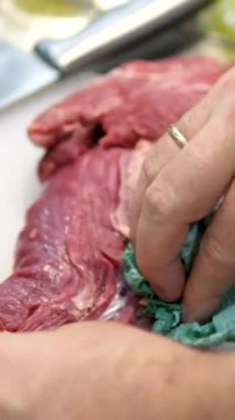 Çiğ etteki tüm nemi yok etmek için yeşil peçete. Peçeteli et lekesi