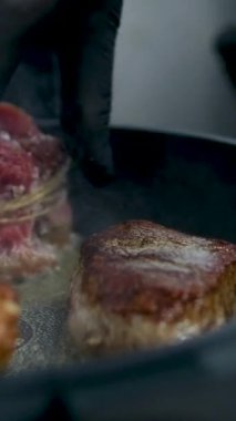 Bifteği kızartma tavasına çevir. Barbekü ızgarasında Alberta Bifteklerinin Lezzetli Tadı. Yaz Barbeküsü Hafta sonu Partisi ve Çevirme veya Tong ile Et Döndürme Partisi