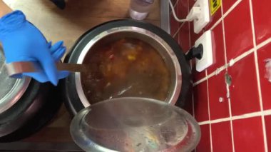 Romen mutfağının farklı türde tencere kepçesinde farklı türde çorbaları, tabaklara serpiştirilmiş kepçeyle lezzetli aromatik yemekler, farklı tarifler, yemek odasında geniş bir yelpazede seçiliyor. Romanya.
