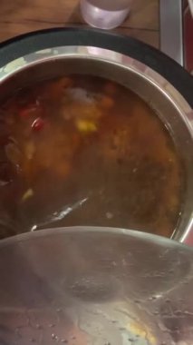 Romen mutfağının farklı türde tencere kepçesinde farklı türde çorbaları, tabaklara serpiştirilmiş kepçeyle lezzetli aromatik yemekler, farklı tarifler, yemek odasında geniş bir yelpazede seçiliyor. Romanya.