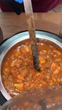 Romen mutfağının farklı türde tencere kepçesinde farklı türde çorbaları, tabaklara serpiştirilmiş kepçeyle lezzetli aromatik yemekler, farklı tarifler, yemek odasında geniş bir yelpazede seçiliyor. Romanya.
