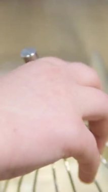 Aşçılık süreci adım adım. Bükülmüş pasta için hamuru hazırlıyorum. Ev yapımı folyo kalıplarda zengin ekmek pişirme süreci. Paskalya ekmeği pişir