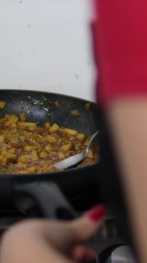 Karamelli armutlu nefis bruschetta, aşçılık süreci adım adım. Meyveli tatlı. Ekmek tostu, crostini. Gurmeler için sağlıklı bir kahvaltı. Seçici odak, uzayı kopyala. Karamelli armut.