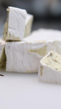 Karamelli armutlu nefis bruschetta, aşçılık süreci adım adım. Meyveli tatlı. Ekmek tostu, crostini. Gurmeler için sağlıklı bir kahvaltı. Seçici odak, uzayı kopyala. Karamelli armut.