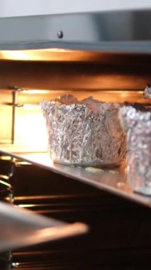 Aşçılık süreci adım adım. Bükülmüş pasta için hamuru hazırlıyorum. Ev yapımı folyo kalıplarda zengin ekmek pişirme süreci. Paskalya ekmeği pişir