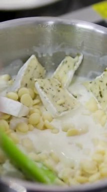 Karamelli armutlu nefis bruschetta, peynirli Ganache aşçılık süreci adım adım. Meyveli tatlı. Ekmek tostu, crostini. Gurmeler için sağlıklı bir kahvaltı. Seçici odak, boşluğu kopyala.