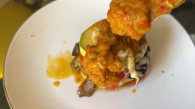 Geleneksel İtalyan caponata, kızarmış ekmeklerle servis edilir, sarı, güneşli bir tencerede. Fesleğen ve çam fıstığı ile süslenmiş. Tabağa kadeh kaldırıyorum. Ratatouille.