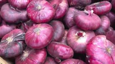 Mor soğan. Mor soğan. Arka plan olarak taze mor soğan.