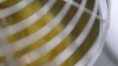 Karıştırıcıyla yumurta çırp. Gümüş mutfak tezgahında çiğ yumurta karıştırmak.