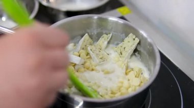 Karamelli armutlu nefis bruschetta, peynirli Ganache aşçılık süreci adım adım. Meyveli tatlı. Ekmek tostu, crostini. Gurmeler için sağlıklı bir kahvaltı. Seçici odak, boşluğu kopyala.