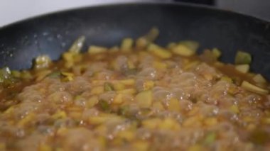 Karamelli armutlu nefis bruschetta, aşçılık süreci adım adım. Meyveli tatlı. Ekmek tostu, crostini. Gurmeler için sağlıklı bir kahvaltı. Seçici odak, uzayı kopyala. Karamelli armut.