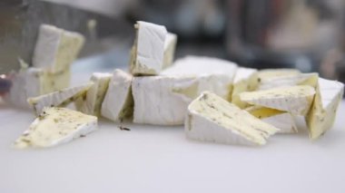 Karamelli armutlu nefis bruschetta, aşçılık süreci adım adım. Meyveli tatlı. Ekmek tostu, crostini. Gurmeler için sağlıklı bir kahvaltı. Seçici odak, uzayı kopyala. Karamelli armut.