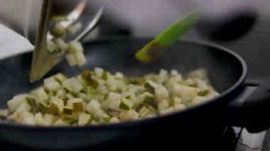 Karamelli armutlu nefis bruschetta, aşçılık süreci adım adım. Meyveli tatlı. Ekmek tostu, crostini. Gurmeler için sağlıklı bir kahvaltı. Seçici odak, uzayı kopyala. Karamelli armut.