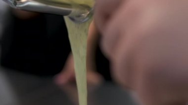 Karamelli armutlu nefis bruschetta, peynirli Ganache aşçılık süreci adım adım. Meyveli tatlı. Ekmek tostu, crostini. Gurmeler için sağlıklı bir kahvaltı. Seçici odak, boşluğu kopyala.