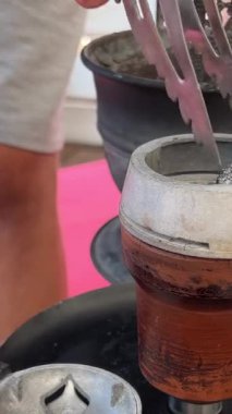 Havuz kenarına kömür koy nargileye Nargile doldur, plajdaki nargile adamı rahat bırak.