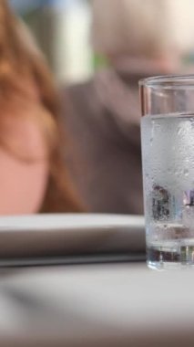 Bir kafede oturup soğuk su içen bir bardak tanınmamış insan restoranda bedava su servis ediyor.