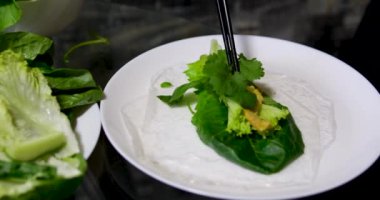 Pişirme işlemi kağıt, salata, salatalık, domuz yağı, kadın eli, beyaz tabak, doğu yemekleri, adım adım pişiyor.