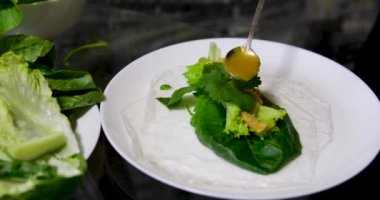 Pişirme işlemi kağıt, salata, salatalık, domuz yağı, kadın eli, beyaz tabak, doğu yemekleri, adım adım pişiyor.