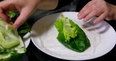 Pişirme işlemi kağıt, salata, salatalık, domuz yağı, kadın eli, beyaz tabak, doğu yemekleri, adım adım pişiyor.