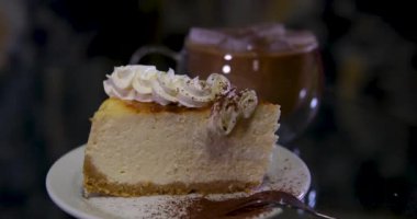 Cheesecake üzerine kakao serpin. Çikolatalı peynirli kekin üzerine kakao tozu serpiyorum.