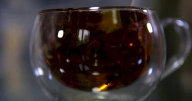 Türkiye 'de İstanbul' da geleneksel sıcak içecek konsepti olan çaydanlıktan bir fincan siyah Türk çayı döküldü. Gövde üzerinde küp şekerler. Siyah çay karışımı.