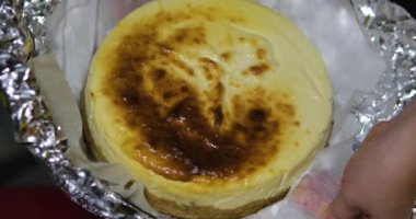 Klasik Graham kraker kabuklu peynirsiz cheesecake peynirli keki silikon spatulayla peynirli keki yumuşatır..